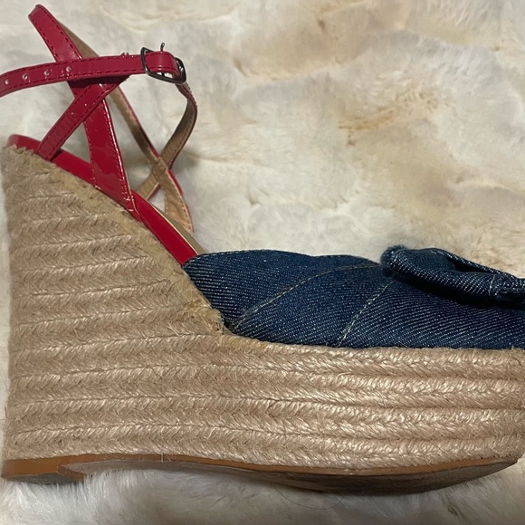 Penny Loves Kenny denim bow and red wedge shoes - Picture 5 of 11